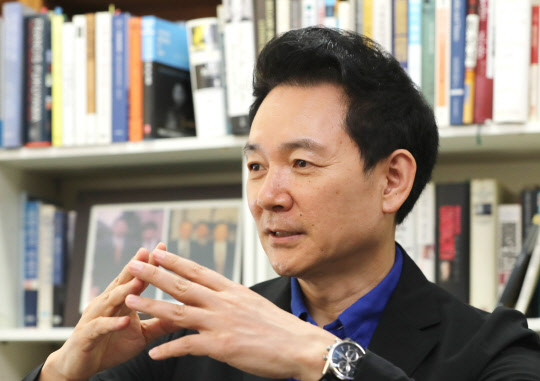 국민의힘 호남 출신 대권주자 장성민 전 의원이 3일 서울 마포구 세계와동북아평화포럼 사무실에서 연합뉴스와 인터뷰하고 있다.   연합뉴스